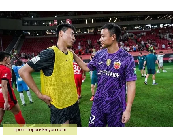 足球新秀推荐值得关注，年轻球员表现稳健引发期待